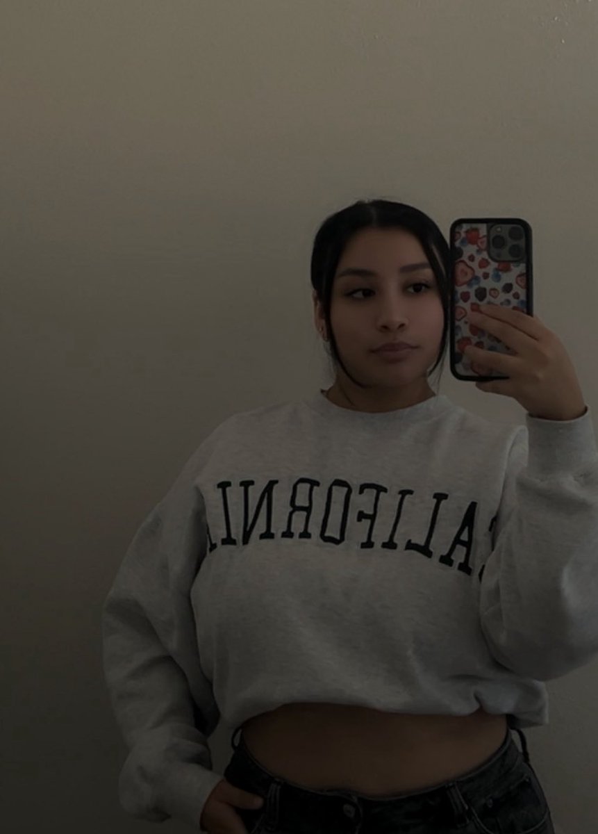 chamoybean's tweet photo. Me and  these damn mirror pics https://t.co/ii7vQr4tUd