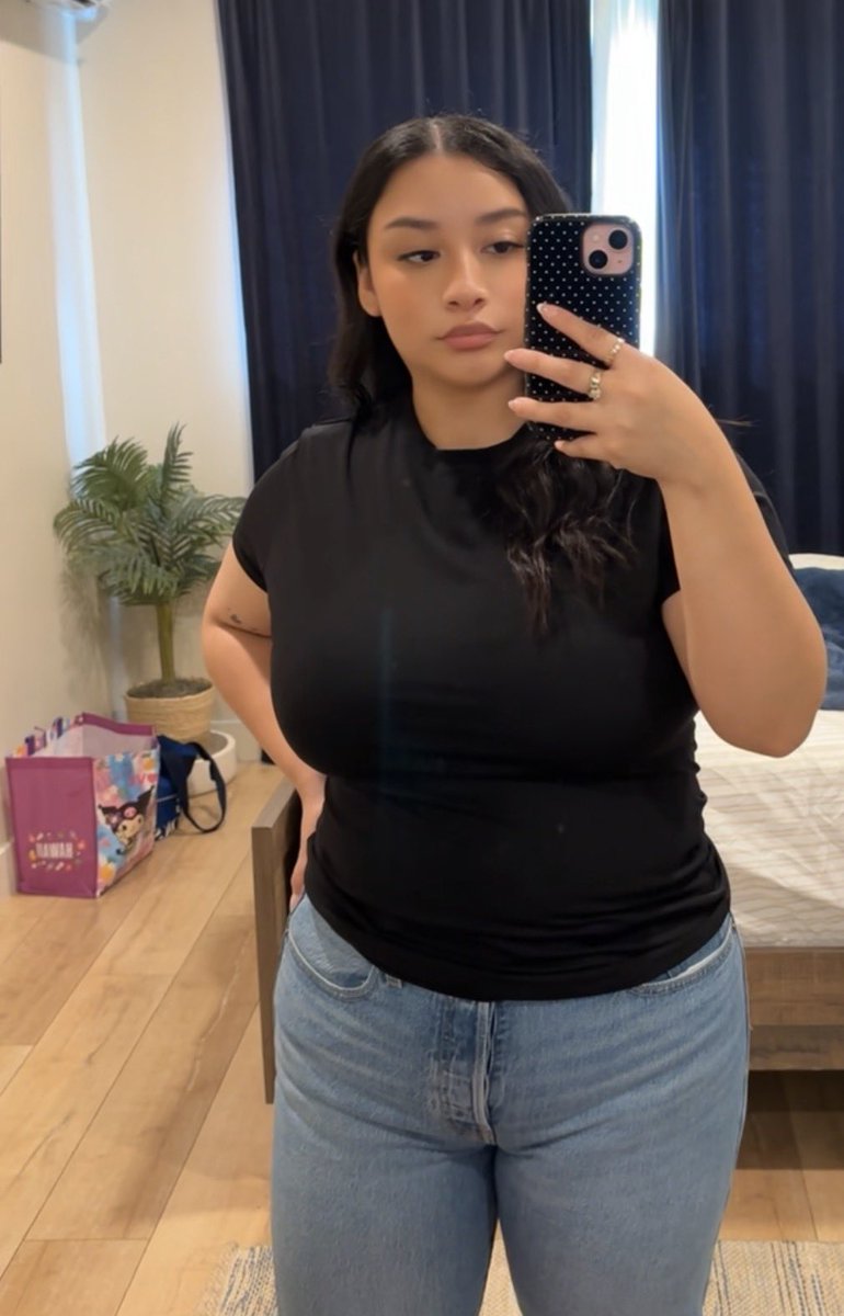 chamoybean's tweet photo. Me and  these damn mirror pics https://t.co/ii7vQr4tUd