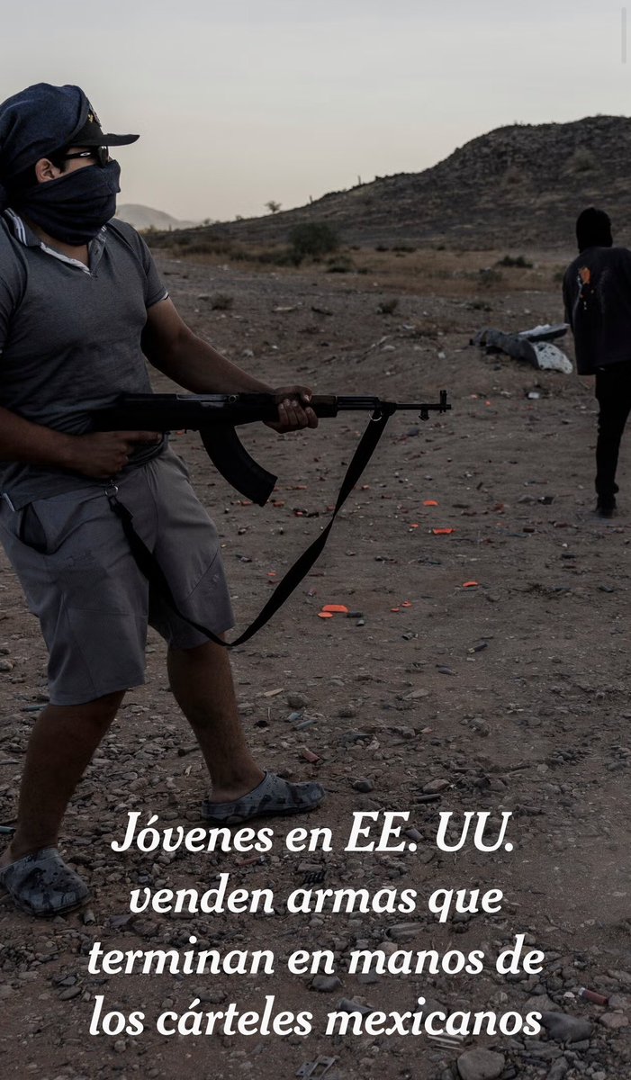 azucenau's tweet photo. 🔴“Lo que hagan con las armas ya no es mi problema mientras yo tenga mi ganancia. Y a los que matan no los matan por inocentes”, dijo El Flaco, un joven de 18 años e integrante de “Los Chicos Phoenix”

Paulina Villegas (@Paulina_VV), reportera de The New York Times, documentó cómo estudiantes y exalumnos de secundaria en Phoenix compran, y en ocasiones roban, pistolas y rifles de alto calibre para después revenderlos.

Son adolescentes de entre 16 y 19 años que estarían abasteciendo de armas a integrantes de cárteles mexicanos desde Estados Unidos.

🗞️ https://t.co/vr9UURSt7i 
📸 Adriana Zehbrauskas
