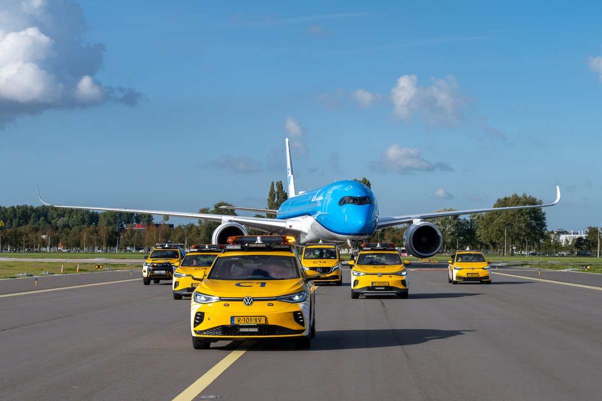 DjsAviation's tweet photo. Photos of the first KLM Airbus A350-900 just delivered to the airline 🇳🇱🤩 https://t.co/CDQIor5Y1H