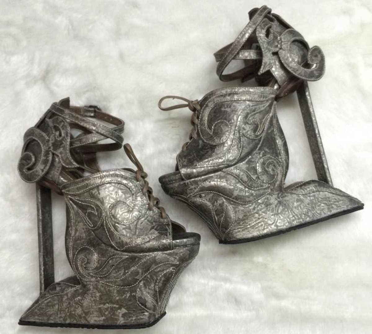 GenyaTheHag's tweet photo. nere ku heels https://t.co/qt3YQvCQWo