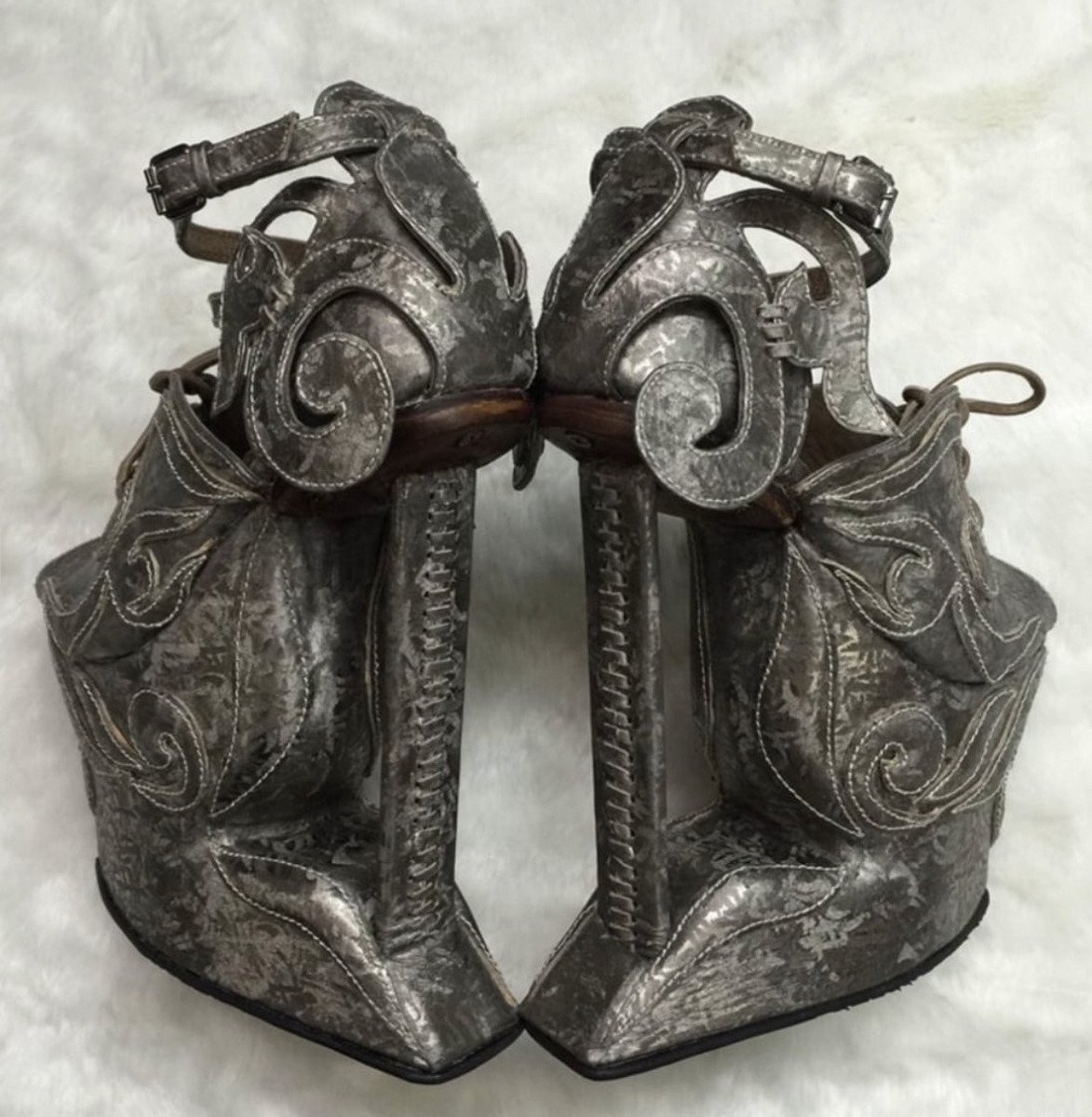 GenyaTheHag's tweet photo. nere ku heels https://t.co/qt3YQvCQWo