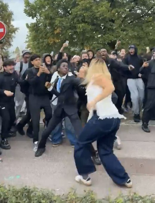 oskoreimotpol's tweet photo. Det man slås av när man ser filmerna på våldsdåden är hur roligt de har. Det flabbas och filmas, vilket delvis är åldersrelaterat och delvis något annat. 

Detta "något annat" har den liberala medvetandeteorin svårt att hantera men det handlar bland annat om att människan inte är av naturen god. Det finns en territoriell aspekt, där vita människor ses som fiender och avhumaniseras. Det finns också en primitiv aspekt, många människor tycker det är roligt att i grupp få misshandla sådana som inte tillhör gruppen. Empati är exempelvis inte en egenskap som alla har i samma omfattning.

Verkligt fascinerande är det att följa hur den woke vänstern vill tolka detta som rättmätig upprördhet över rasism och kamp mot allsköns orättvisor, snarare än våldets och maktens attraktion. Men det beror ytterst på att våldets och maktens attraktion drabbar även dem, vilket de dock vanligtvis inte kan uttrycka öppet.