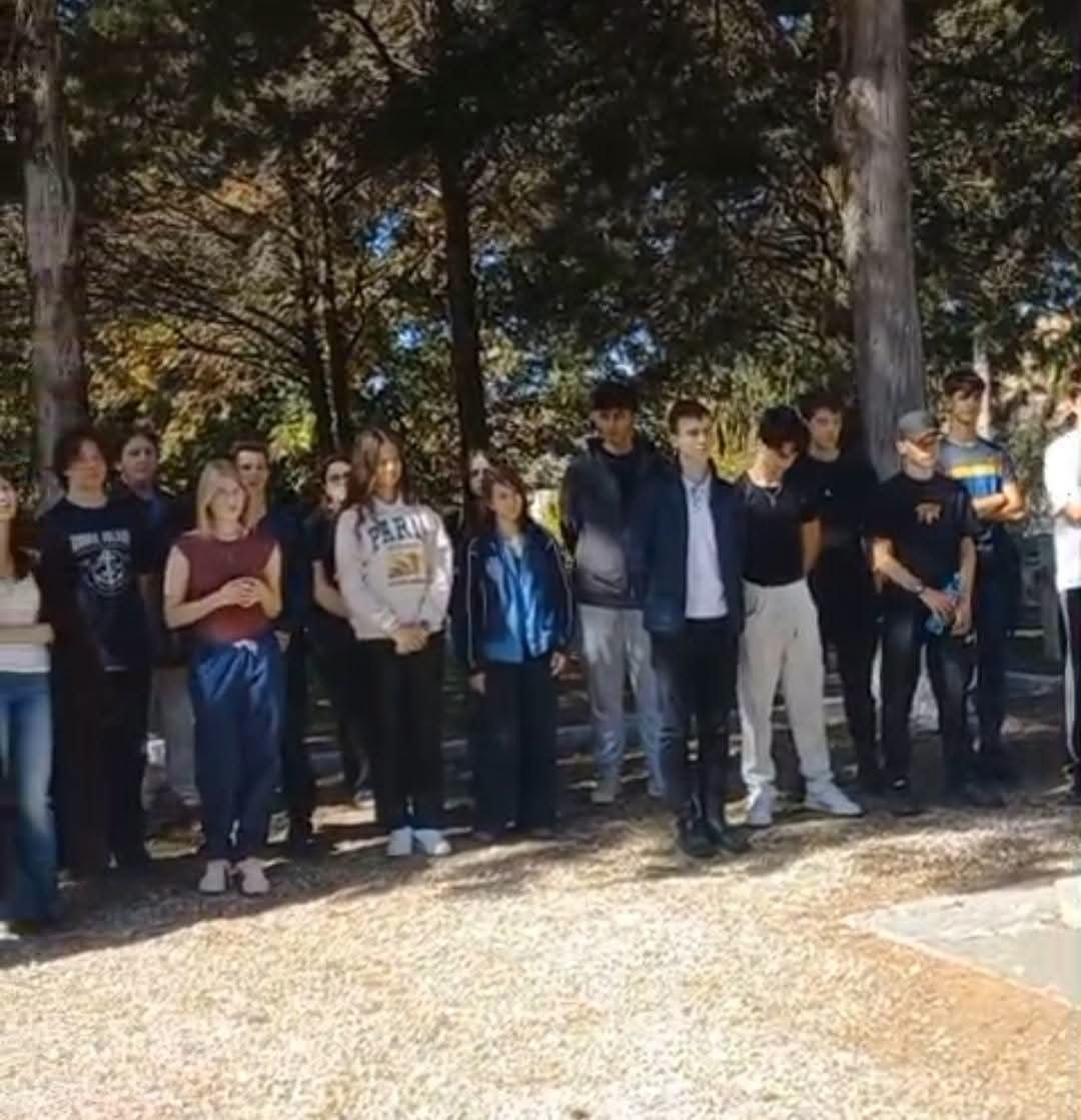 prof_andreigutu's tweet photo. Ieri, la Monumentul Eroilor de la Oarba de Mureș, am avut onoarea să le vorbesc unor elevi olimpici din Oradea despre luptele din toamna anului 1944 și despre jertfa soldaților români. Oarba de Mureș rămâne un loc al jertfei și al eroismului românesc. https://t.co/dN5d5ncPrr