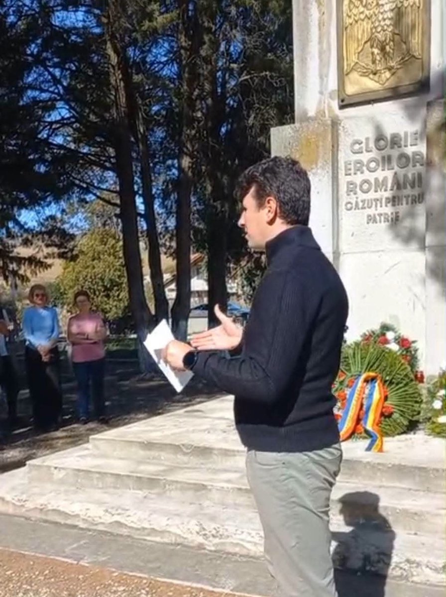 prof_andreigutu's tweet photo. Ieri, la Monumentul Eroilor de la Oarba de Mureș, am avut onoarea să le vorbesc unor elevi olimpici din Oradea despre luptele din toamna anului 1944 și despre jertfa soldaților români. Oarba de Mureș rămâne un loc al jertfei și al eroismului românesc. https://t.co/dN5d5ncPrr