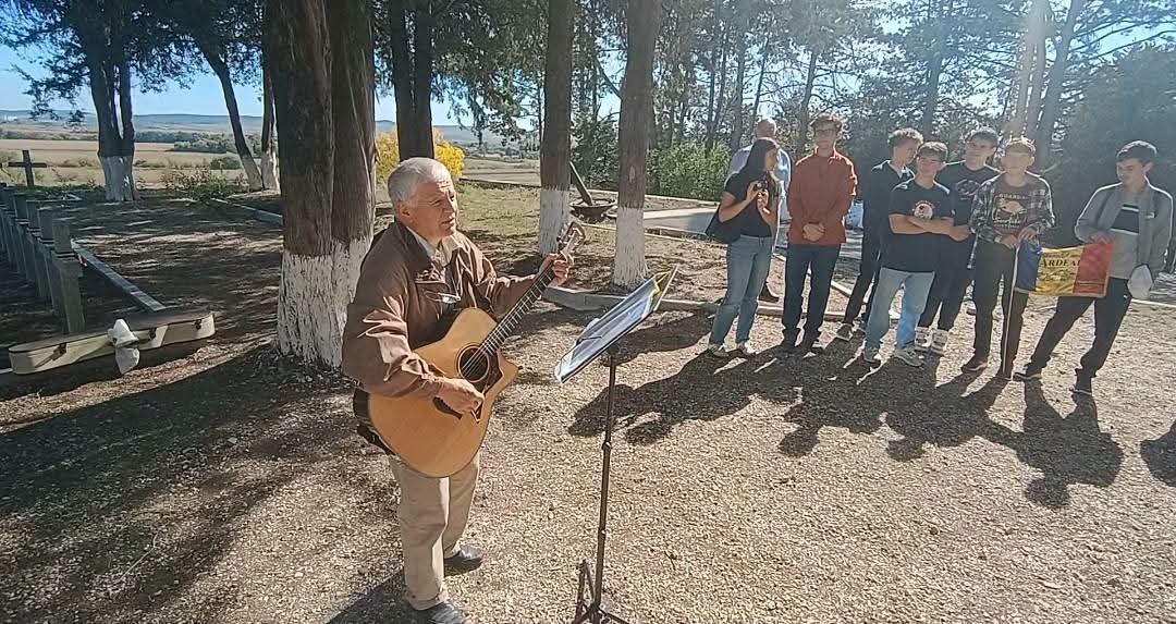 prof_andreigutu's tweet photo. Ieri, la Monumentul Eroilor de la Oarba de Mureș, am avut onoarea să le vorbesc unor elevi olimpici din Oradea despre luptele din toamna anului 1944 și despre jertfa soldaților români. Oarba de Mureș rămâne un loc al jertfei și al eroismului românesc. https://t.co/dN5d5ncPrr