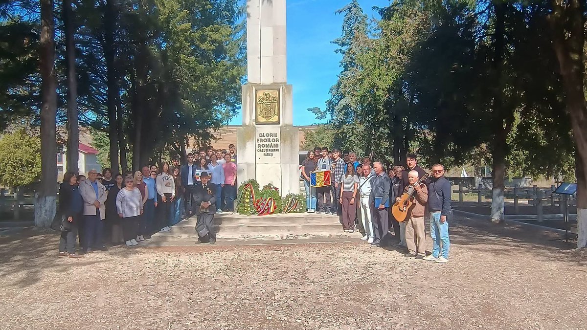 prof_andreigutu's tweet photo. Ieri, la Monumentul Eroilor de la Oarba de Mureș, am avut onoarea să le vorbesc unor elevi olimpici din Oradea despre luptele din toamna anului 1944 și despre jertfa soldaților români. Oarba de Mureș rămâne un loc al jertfei și al eroismului românesc. https://t.co/dN5d5ncPrr