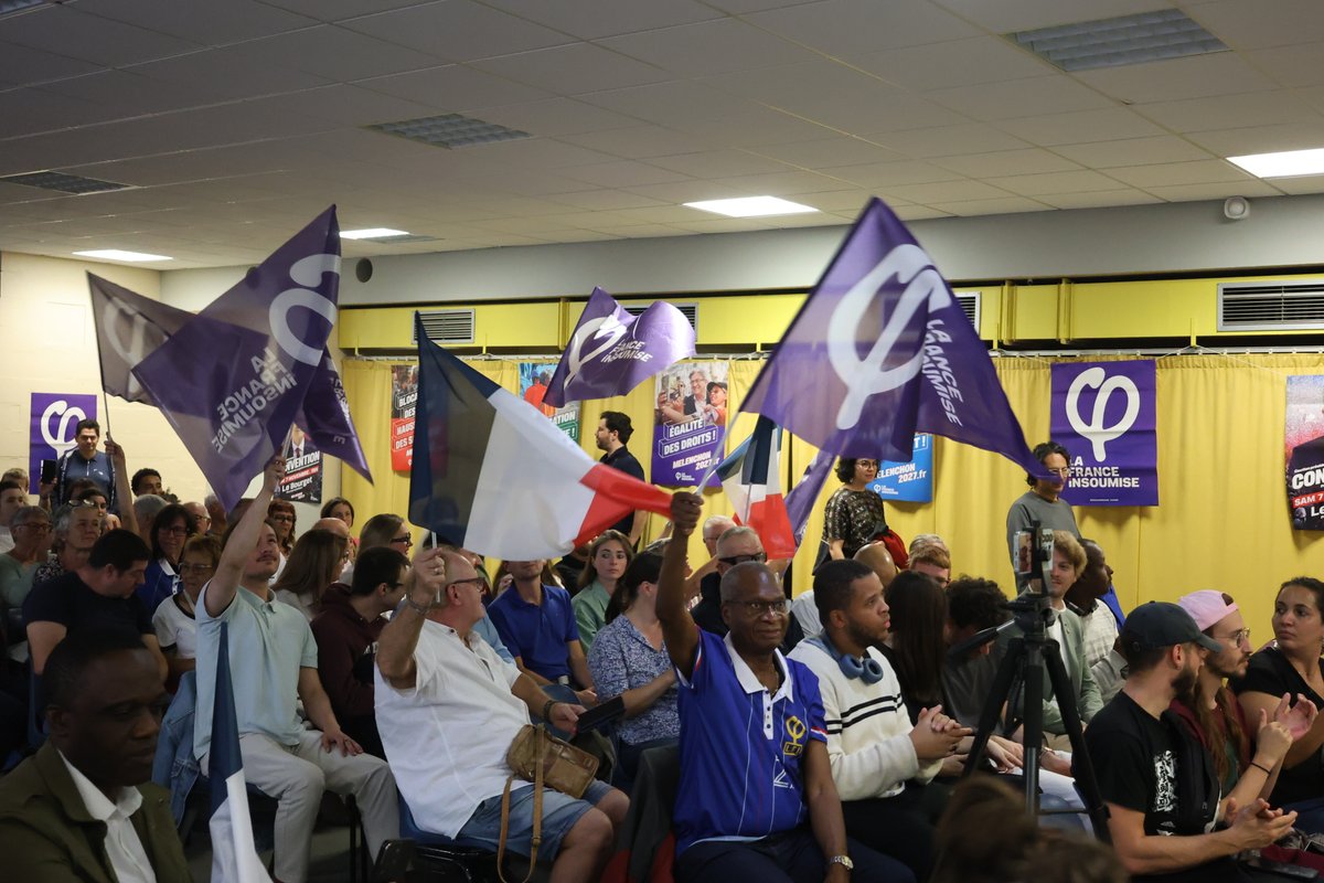 MathieuGarnier_'s tweet photo. Ce soir, @ManonAubryFr a très gentillement accepté d'être la marraine de notre meeting de soutien à @JLMelenchon à #Melun.
400 personnes réunies, c'était TOP, ça recharge les batteries, ça donne du courage !

#Melenchon2027 https://t.co/h6k3SOjHA8