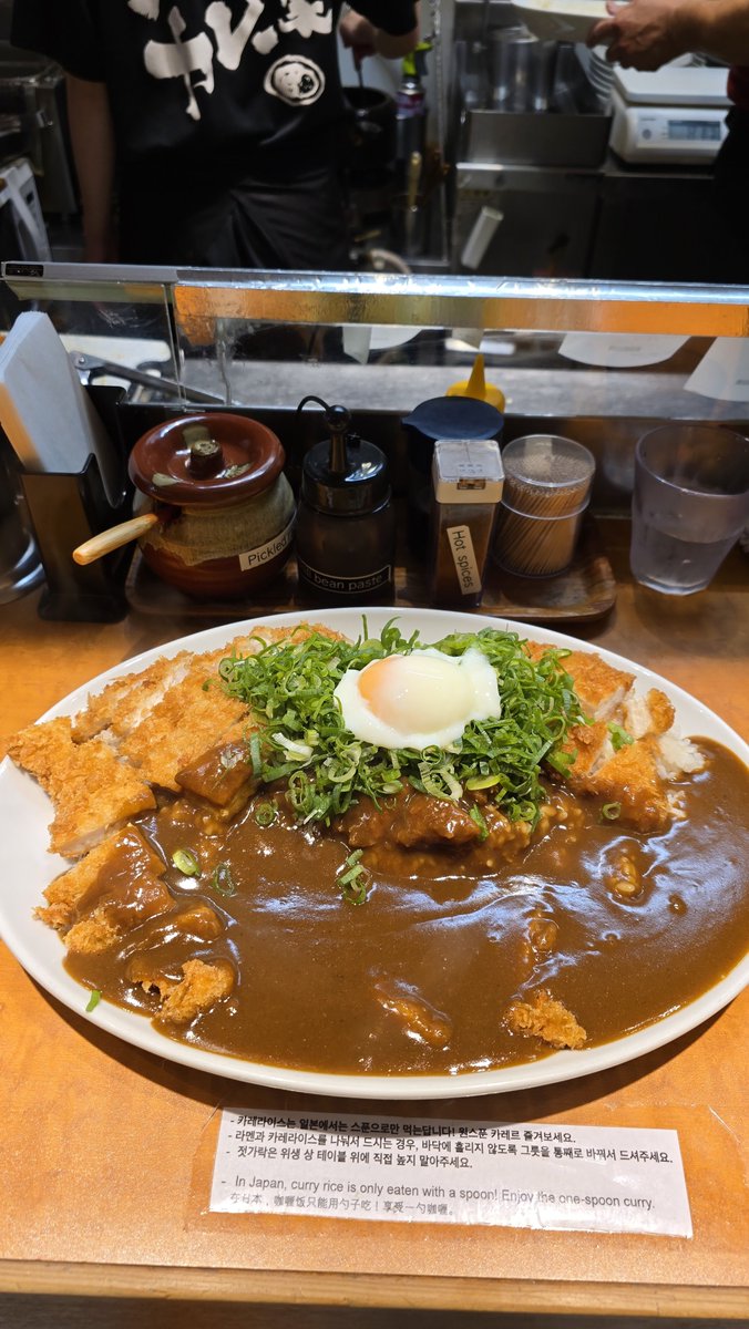 Yutaponsmearzz's tweet photo. Quand le chef m'a remis du curry directement sur ma fourchette avec sa louche parce que mon riz était blanc, j'ai compris. https://t.co/sYteqtbdba