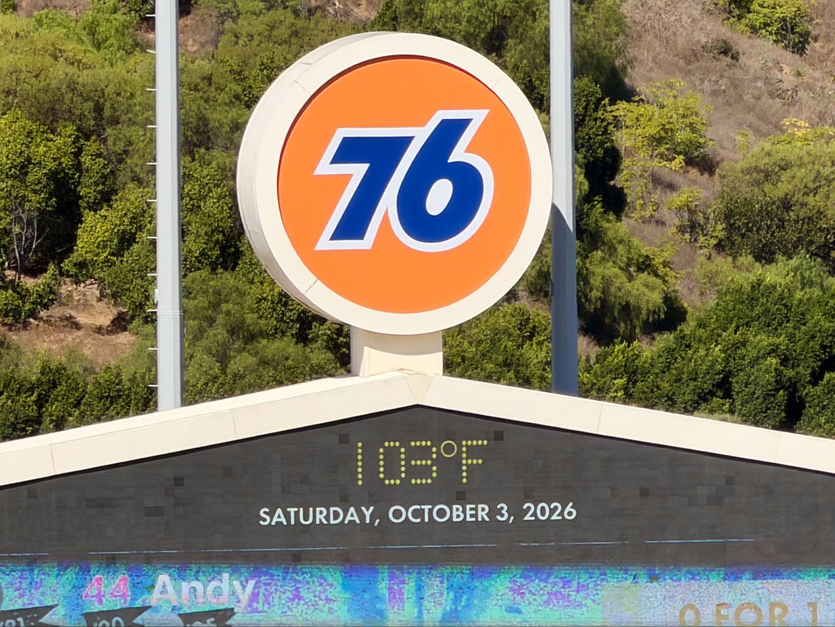 ArashMarkazi's tweet photo. It’s now 103 degrees at Dodger Stadium. https://t.co/DfCRfm0rOZ
