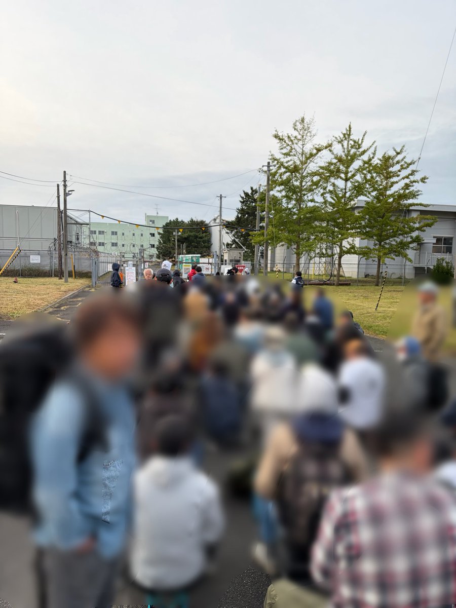 gladyjp's tweet photo. 現在の東門
去年より並びが早い
しかし、寒い🥶 https://t.co/eK647A3qRB