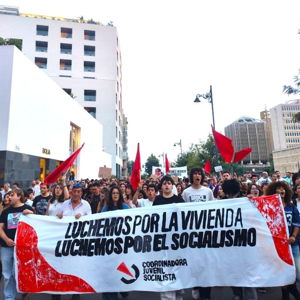 CJS_Malaga's tweet photo. 🚩| Hoy hemos demostrado que existe una juventud dispuesta a organizarse.

Málaga no será un nido de buitres.

𝑨𝒄𝒂𝒃𝒆𝒎𝒐���� 𝒄𝒐𝒏 𝒆𝒍 𝒓𝒆𝒏𝒕𝒊𝒔𝒎𝒐.
𝑳𝒖𝒄𝒉𝒆𝒎𝒐𝒔 𝒑𝒐𝒓 𝒍𝒂 𝒗𝒊𝒗𝒊𝒆𝒏𝒅𝒂.
𝑳𝒖𝒄𝒉𝒆𝒎𝒐𝒔 𝒑𝒐𝒓 𝒆𝒍 𝒔𝒐𝒄𝒊𝒂𝒍𝒊𝒔𝒎𝒐. https://t.co/cT3Et1s5zH