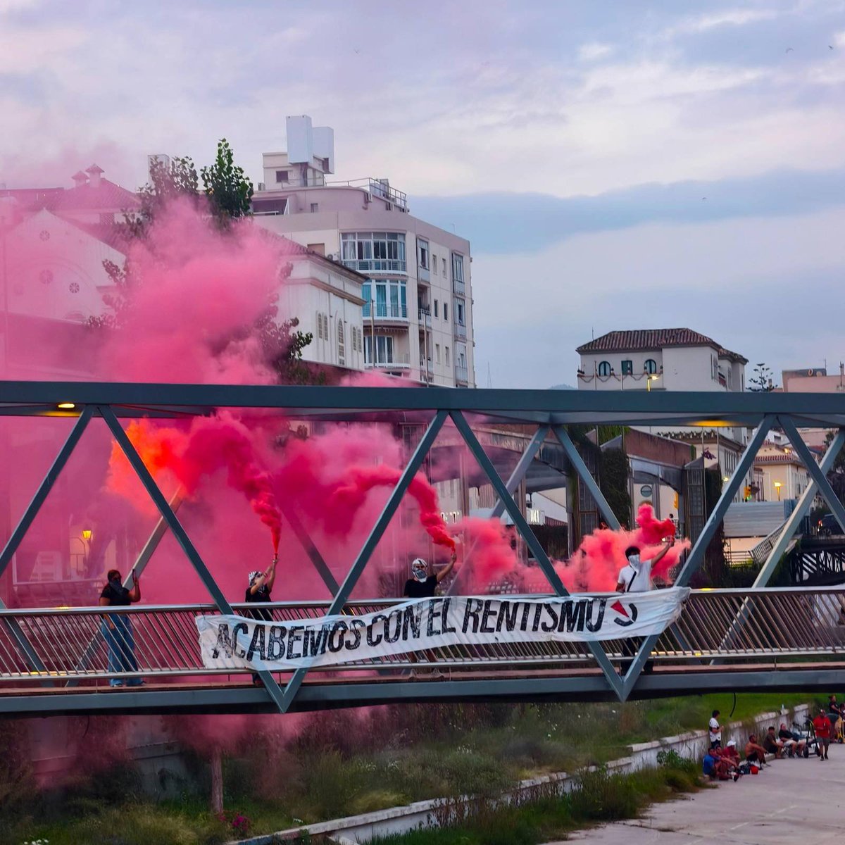 CJS_Malaga's tweet photo. 🚩| Hoy hemos demostrado que existe una juventud dispuesta a organizarse.

Málaga no será un nido de buitres.

𝑨𝒄𝒂𝒃𝒆𝒎𝒐���� 𝒄𝒐𝒏 𝒆𝒍 𝒓𝒆𝒏𝒕𝒊𝒔𝒎𝒐.
𝑳𝒖𝒄𝒉𝒆𝒎𝒐𝒔 𝒑𝒐𝒓 𝒍𝒂 𝒗𝒊𝒗𝒊𝒆𝒏𝒅𝒂.
𝑳𝒖𝒄𝒉𝒆𝒎𝒐𝒔 𝒑𝒐𝒓 𝒆𝒍 𝒔𝒐𝒄𝒊𝒂𝒍𝒊𝒔𝒎𝒐. https://t.co/cT3Et1s5zH