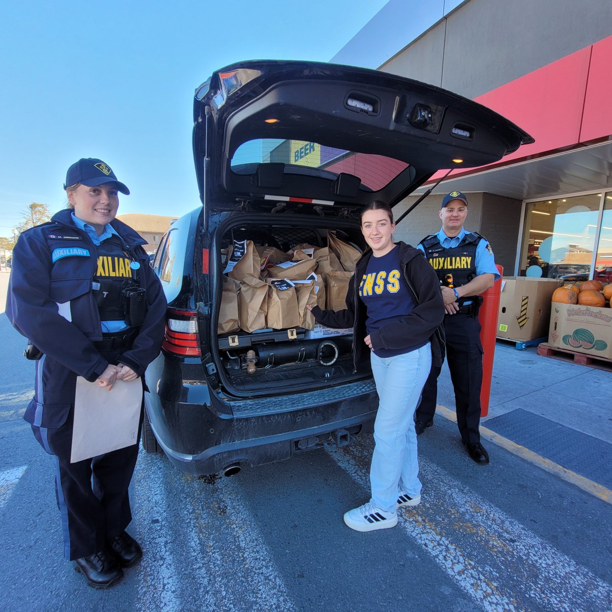 OPP_ER's tweet photo. #QuinteOPP Proud to support #OperationFullPlate today!
#QuinteOPP #OPPAuxiliary members were at Frankford Foodland and Metro in Trenton, collecting donations for Ontario families facing food insecurity.
Filling plates. Supporting communities. Together we can fight hunger.
Drop off non-perishables today or find a location near you: https://t.co/HOqcOO5YcC
~
Nous sommes fiers de soutenir l’#OperationFullPlate aujourd’hui!
Les membres de #QuinteOPP et de l’OPPAuxiliary étaient présents au Frankford Foodland et au Metro de Trenton pour recueillir des dons destinés aux familles ontariennes en situation d’insécurité alimentaire.
Remplir des assiettes. Soutenir les communautés. Ensemble, nous pouvons lutter contre la faim.
Apportez des denrées non périssables dès aujourd’hui ou trouvez un point de collecte près de chez vous : https://t.co/HOqcOO5YcC
#OPP #FoodDrive #Quinte ^dy