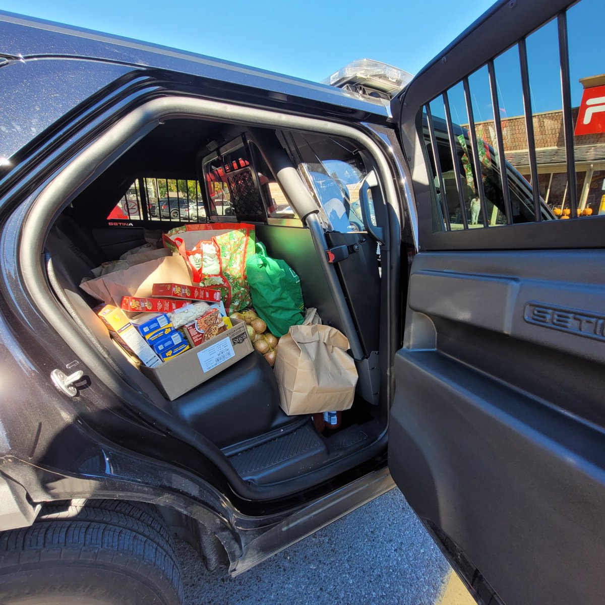 OPP_ER's tweet photo. #QuinteOPP Proud to support #OperationFullPlate today!
#QuinteOPP #OPPAuxiliary members were at Frankford Foodland and Metro in Trenton, collecting donations for Ontario families facing food insecurity.
Filling plates. Supporting communities. Together we can fight hunger.
Drop off non-perishables today or find a location near you: https://t.co/HOqcOO5YcC
~
Nous sommes fiers de soutenir l’#OperationFullPlate aujourd’hui!
Les membres de #QuinteOPP et de l’OPPAuxiliary étaient présents au Frankford Foodland et au Metro de Trenton pour recueillir des dons destinés aux familles ontariennes en situation d’insécurité alimentaire.
Remplir des assiettes. Soutenir les communautés. Ensemble, nous pouvons lutter contre la faim.
Apportez des denrées non périssables dès aujourd’hui ou trouvez un point de collecte près de chez vous : https://t.co/HOqcOO5YcC
#OPP #FoodDrive #Quinte ^dy