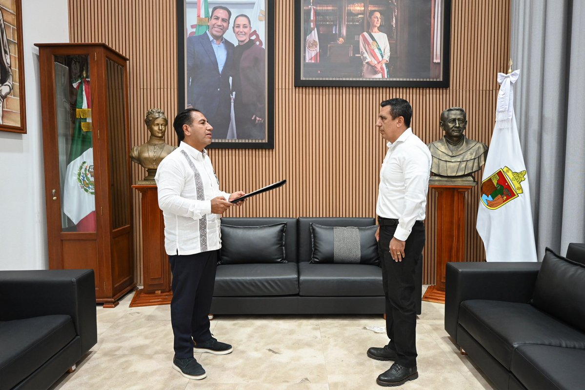 ramirezlalo_'s tweet photo. Esta tarde tomé protesta a Enrrique Hernández Bielma como secretario general de Gobierno y Mediación, así como a Juan Luis Zarazúa Salazar como subsecretario de Gobierno.

Los exhorté a conducirse bajo los lineamientos que rigen al gobierno de la Nueva ERA: cercanía con el pueblo, honestidad, trabajo en territorio, humanismo y estricto apego a la ley.

Estoy seguro de que, con su experiencia y compromiso, fortalecerán la gobernabilidad, el diálogo y la paz social en Chiapas.