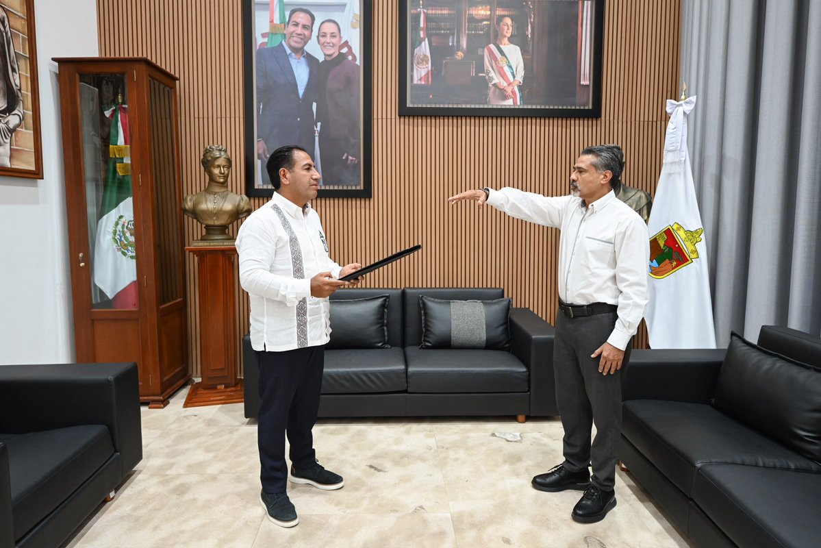 ramirezlalo_'s tweet photo. Esta tarde tomé protesta a Enrrique Hernández Bielma como secretario general de Gobierno y Mediación, así como a Juan Luis Zarazúa Salazar como subsecretario de Gobierno.

Los exhorté a conducirse bajo los lineamientos que rigen al gobierno de la Nueva ERA: cercanía con el pueblo, honestidad, trabajo en territorio, humanismo y estricto apego a la ley.

Estoy seguro de que, con su experiencia y compromiso, fortalecerán la gobernabilidad, el diálogo y la paz social en Chiapas.