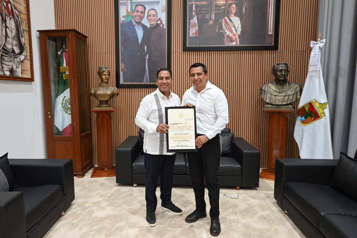ramirezlalo_'s tweet photo. Esta tarde tomé protesta a Enrrique Hernández Bielma como secretario general de Gobierno y Mediación, así como a Juan Luis Zarazúa Salazar como subsecretario de Gobierno.

Los exhorté a conducirse bajo los lineamientos que rigen al gobierno de la Nueva ERA: cercanía con el pueblo, honestidad, trabajo en territorio, humanismo y estricto apego a la ley.

Estoy seguro de que, con su experiencia y compromiso, fortalecerán la gobernabilidad, el diálogo y la paz social en Chiapas.