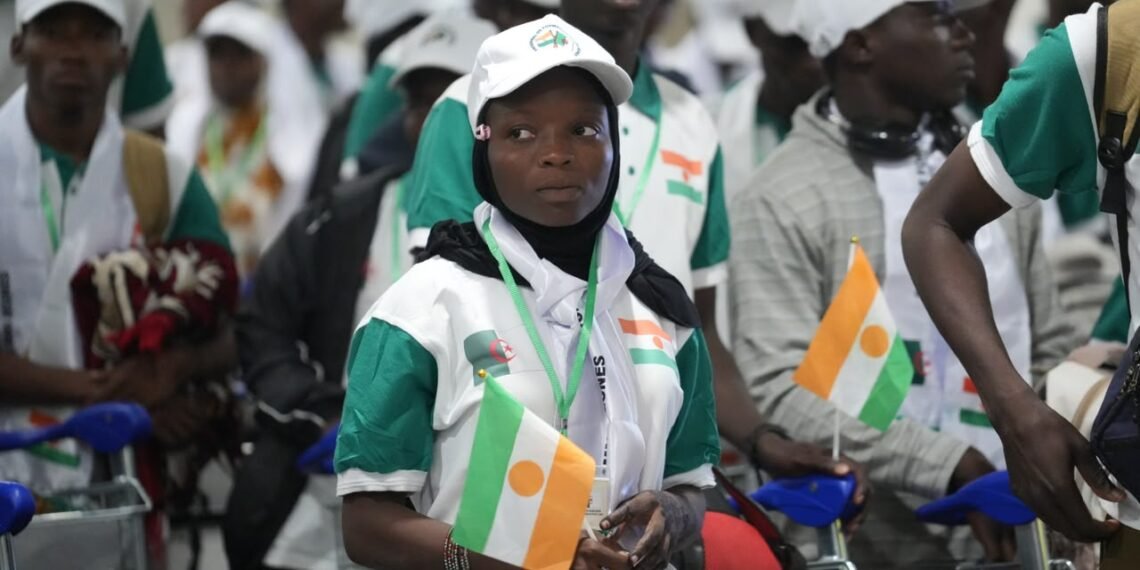 saheliens's tweet photo. #Niger 🇳🇪: Le Niger et l’Algérie inspectent l’accueil des 500 stagiaires dans la wilaya de Boumerdès 

Dans le cadre du lancement du programme visant à former 500 jeunes nigériens en Algérie, la ministre de la Fonction publique, du Travail et de l’Emploi, Aissatou Abdoulaye Tondi, s’est rendue à l’INSFP « Djenadi Larbi » d’El Karma et à l’Institut africain de formation professionnelle, à Boumerdès, avec les ministres algériens Mohamed Hattab et Nassima Arhab. Les délégations ont assisté aux formations en cours, notamment dans les domaines de l’électricité, de l’électronique et de l’énergie, et se sont informées des conditions d’accueil des bénéficiaires.
#Niger #Saheliens