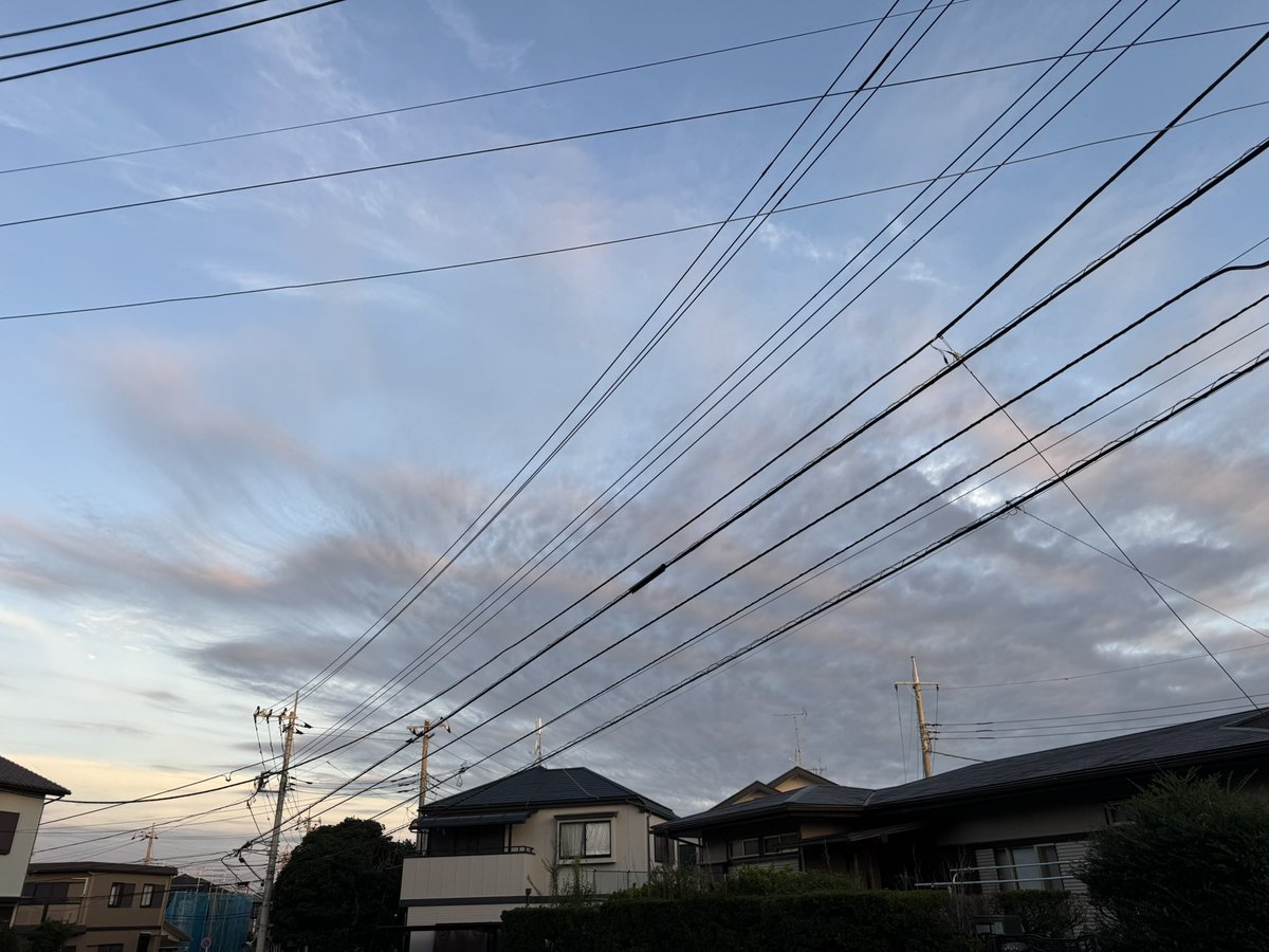 sunsunriko's tweet photo. おはようございます。今朝は住宅街を朝活。昨日の花火大会は見てないですがいい感じの天気でよかったかな。すっかり気持ちのいい朝で秋を感じます。
#朝活　#イマソラ　#空が好き　#秋の朝 https://t.co/fA6MJ0WnpD