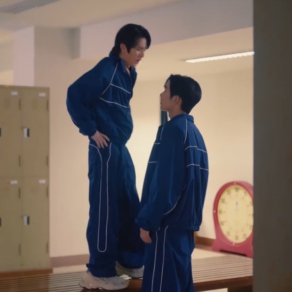 duang2tee's tweet photo. does wan realize he’s 3 apples tall https://t.co/YUwsADlerz