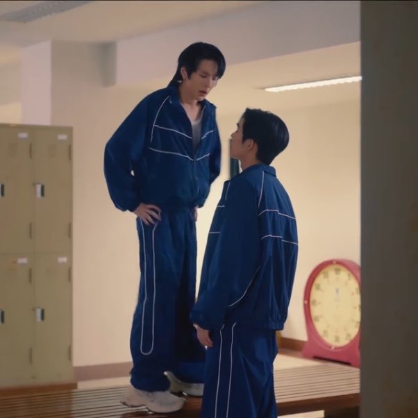 duang2tee's tweet photo. does wan realize he’s 3 apples tall https://t.co/YUwsADlerz