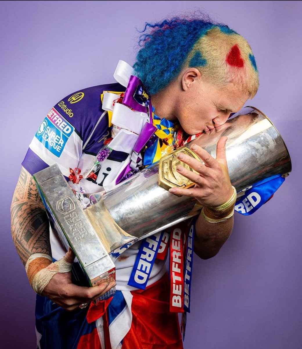 Six_Again's tweet photo. Made up for the lad.....

Absolute Superstar......

P.S.

I haven't kissed my wife
 like that in 14 years.... https://t.co/4tRZGzX5hX