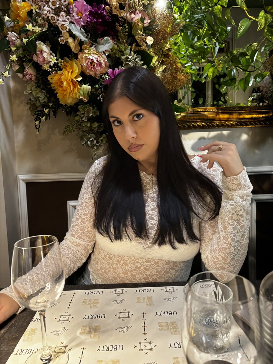 notyoursugarb's tweet photo. stasera sono stata a cena con mia mamma in un posto veramente troppo bello MA GUARDATE IL BAGNO https://t.co/Z7NcUBuZKZ