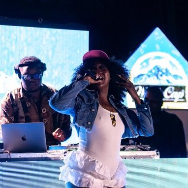 AgnesOjara's tweet photo. Awo tubatusimbudde fr! 🔥 
Stage lit, vibes unmatched! What a night! 🎤#WhiteCap #UgNightlife https://t.co/rQ6oMmD1wD