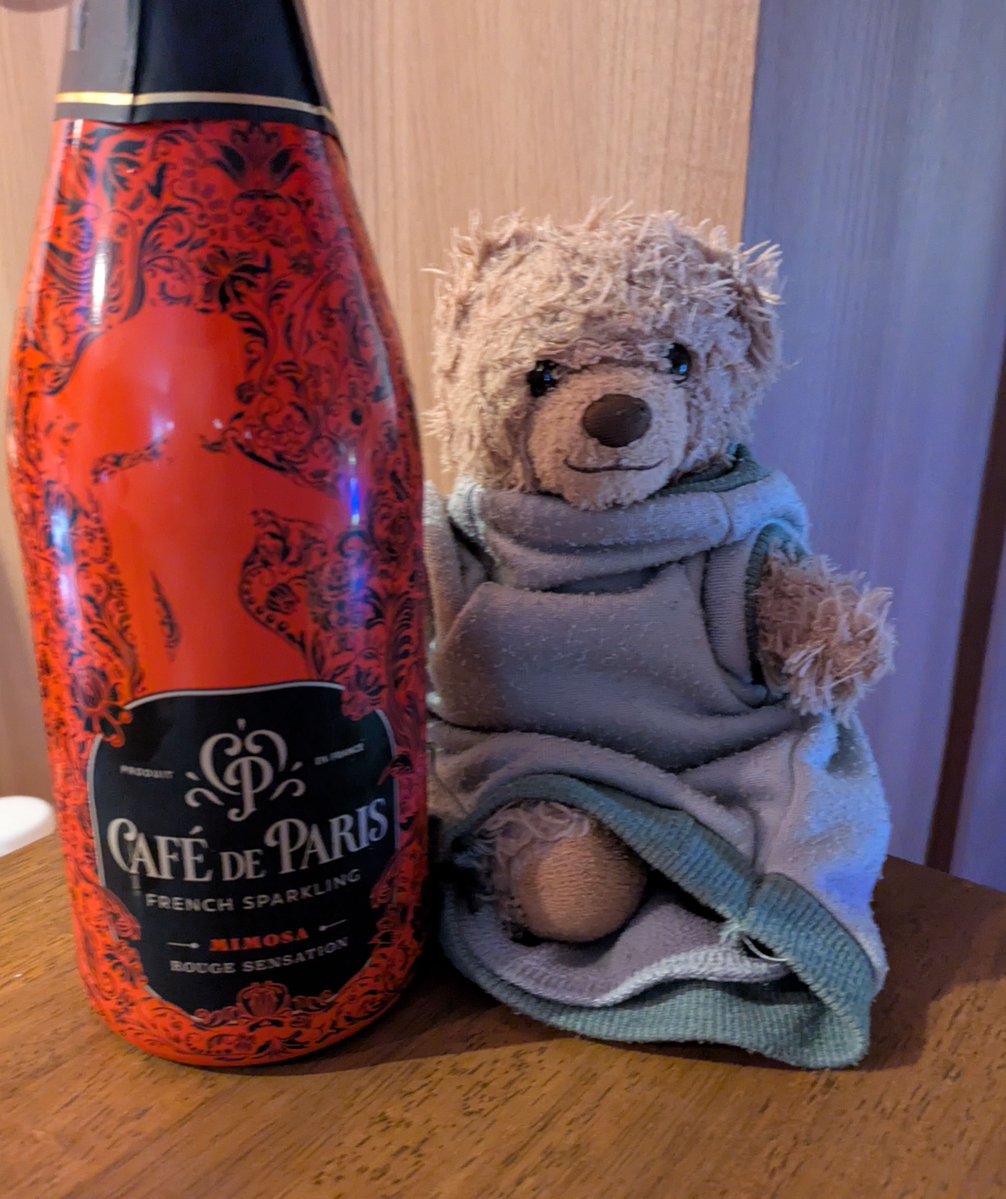 asulKumale's tweet photo. 昨日は
みけみけパラダイス(@mikemikeparadis)クママ🧸さんに行ってきたクママ🧸💕💕

そしたら偶然、めぽ(@mepomepo67)クママ🧸さんのお誕生お祝いしててボクもご馳走になったクママ🧸💕💕
真っ赤たお酒さんと入れ物の写真もクママ🧸💕💕 https://t.co/PD6gNFYFgu