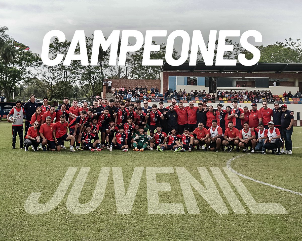 CanteraCCP's tweet photo. 📸 ¡La foto del Campeón Anual en la 𝐂𝐚𝐭𝐞𝐠𝐨𝐫𝐢́𝐚 𝐉𝐮𝐯𝐞𝐧𝐢𝐥! 🔵🔴

#LaMejorCanteraDelPaís💎 https://t.co/JXzPjACE7w