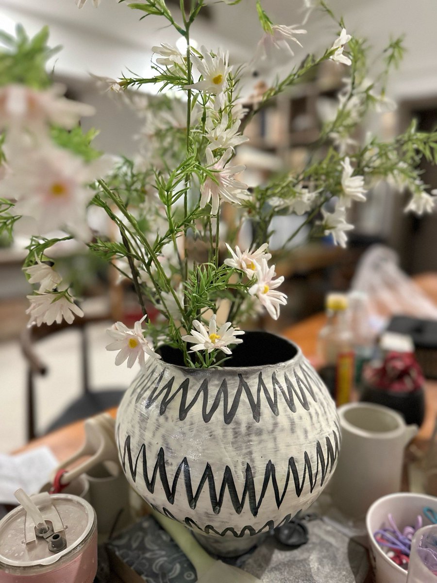 SherrilBeyett's tweet photo. [Turned an old mason jar into a cute desk pen holder with some paint and twine  The best way to upcycle!]， https://t.co/7t0INNhYuV