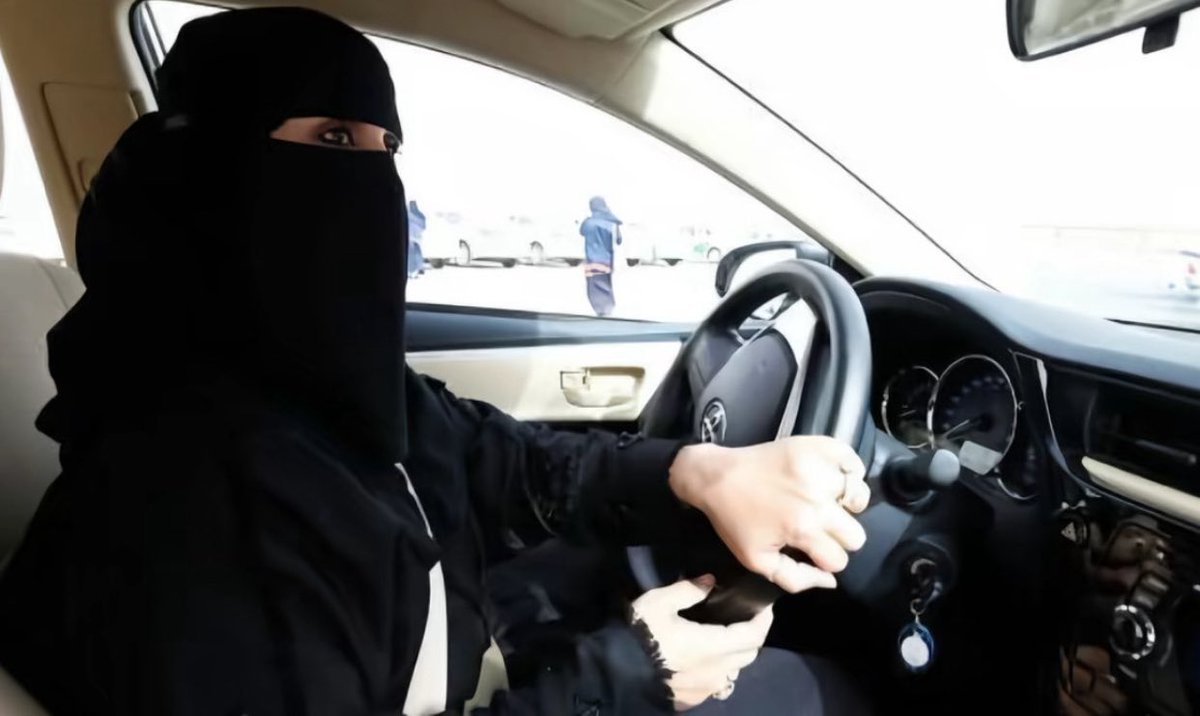 TwelfvTV's tweet photo. يمنعون التظليل على السيارة عشان الهوية تبان والي تسوق منقبه يعني كيف
#٢٠٣٠_بلا_نقاب4 https://t.co/km3FRVki7l