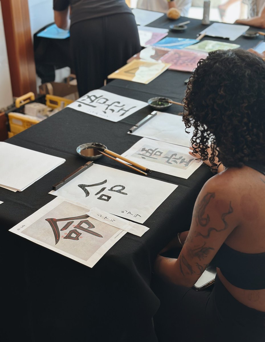 airweaveUSA's tweet photo. Stop by for a Japanese calligraphy lesson by @beikokushodo at Airweave today, October 3rd, until 4:30pm 🖌️ Enjoy the Montana Ave Art Walk and take your art home with you! 

#santamonica #artwalk #montanaave #calligraphy #laartscene https://t.co/c7hO4sOdUo