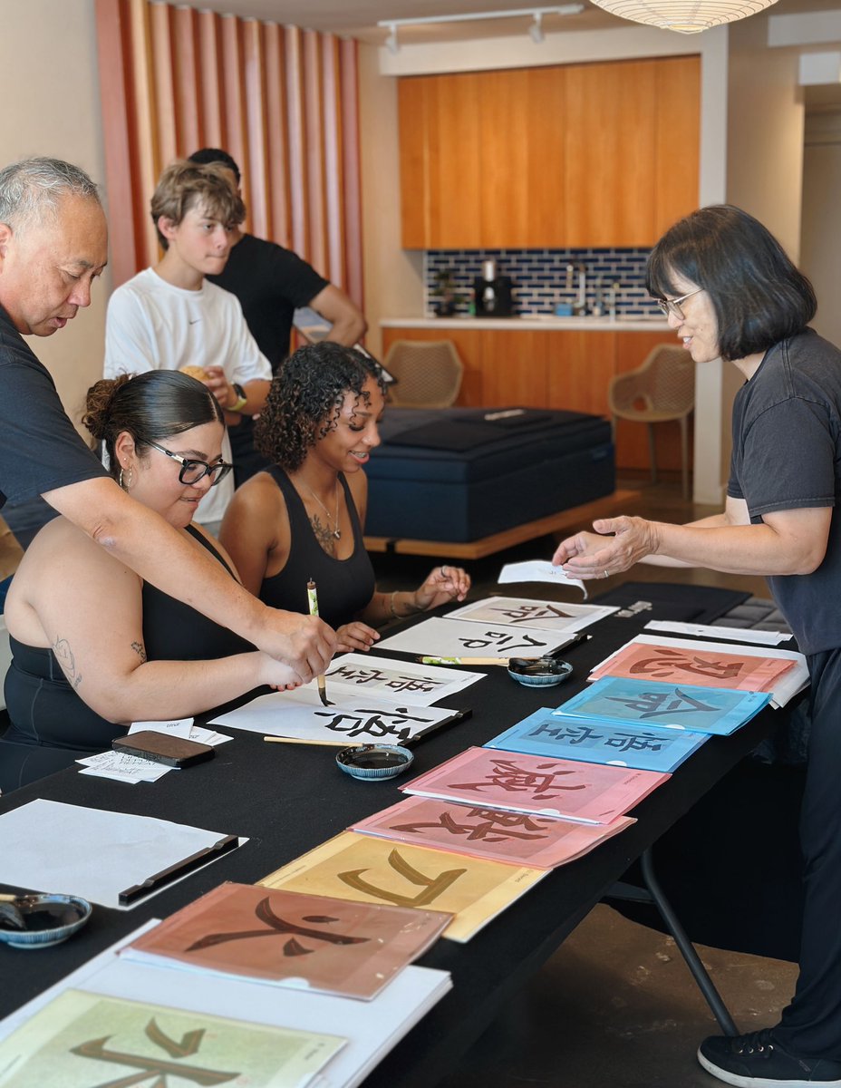 airweaveUSA's tweet photo. Stop by for a Japanese calligraphy lesson by @beikokushodo at Airweave today, October 3rd, until 4:30pm 🖌️ Enjoy the Montana Ave Art Walk and take your art home with you! 

#santamonica #artwalk #montanaave #calligraphy #laartscene https://t.co/c7hO4sOdUo