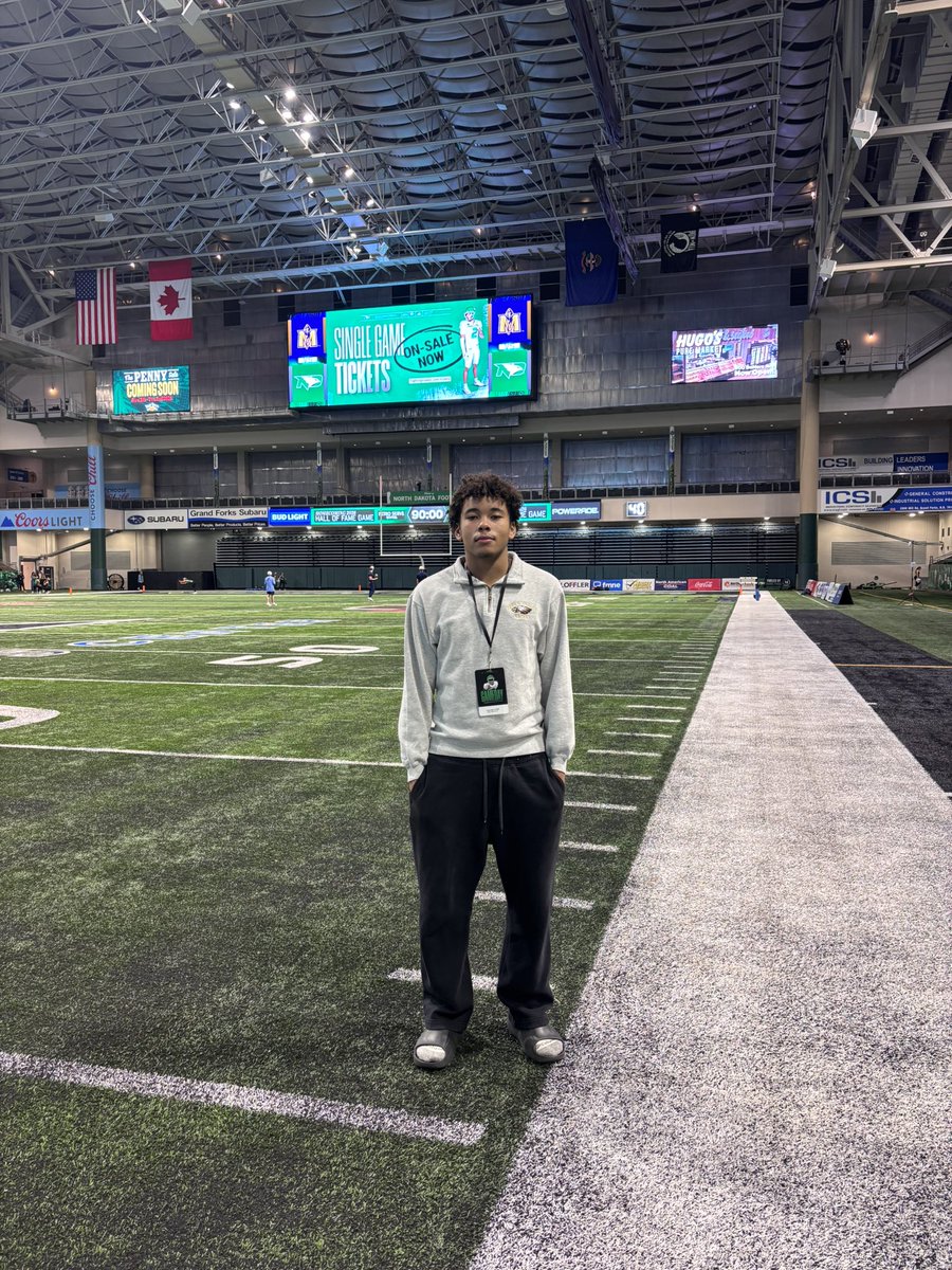 Lyman_Myers10's tweet photo. Had a great game day visit at @UNDfootball the atmosphere was amazing. Thanks for having me can’t wait to be back. #JYD 
@Coach_SchmidtE 
@DuckettOfficial 
@coachstepps 
@CoachWilk0 https://t.co/tXgjpkfUpW