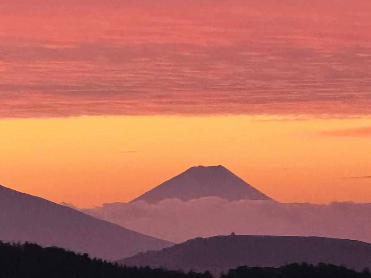 ougatouhotel's tweet photo. 今朝の日の出

素晴らしい朝焼け

見ている間にも、空の色は少しずつ変わっていきます。
同じ場所に立っていても、数分ごとに表情が違う朝の移ろい

現在の気温は7.5℃
今朝の最低気温は5.4℃
昨日の最高気温は16.6℃

朝の高原は、数字以上に冷えを感じます。
フリースの上に、風を防げる上着をどうぞ。
手袋があると、外で景色を眺める時間が楽になります。

麓との気温差が大きい季節です。
羽織るものを一枚多めにお持ちください。

ぶっちゃけ寒いですよ。