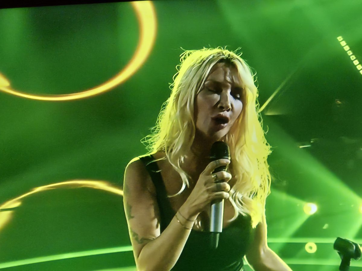 thanasima_agna's tweet photo. Τι ΦΩΝΑΡΑ εχεις γαμωτο μωρη Παολαρα??? #TheVoiceGR https://t.co/BNz8zLD3iX