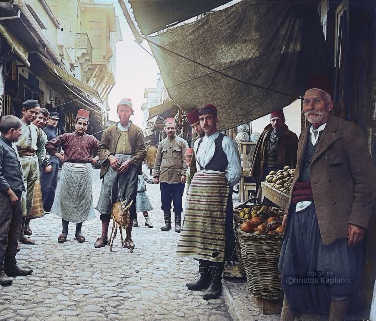 MustafaB49's tweet photo. Girit’in Kandiye şehrinde ceylan gezdiren bir Türk genci.  1910'lar. 🇹🇷

Girit Adası’nın 4’te 3’ü hukuken hala Türk toprağıdır.

Gasp edilen araziler, vakıf malları ve Türk toplumuna ait mülkler mutlaka sahiplerine geri iade edilmelidir. https://t.co/8LmO1pvcTG