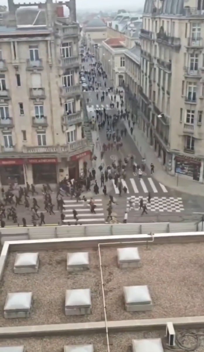 TrendingEx's tweet photo. Total chaos in France, police flee when hundreds of agitated school kids advanced, despite over 5,000 arrests.

These high school kids are simply protesting because France government raised education budget by 1.7% (€1.2bn), which is below inflation rate of 3.4% 🪧📚 https://t.co/7KhBVvGWLe