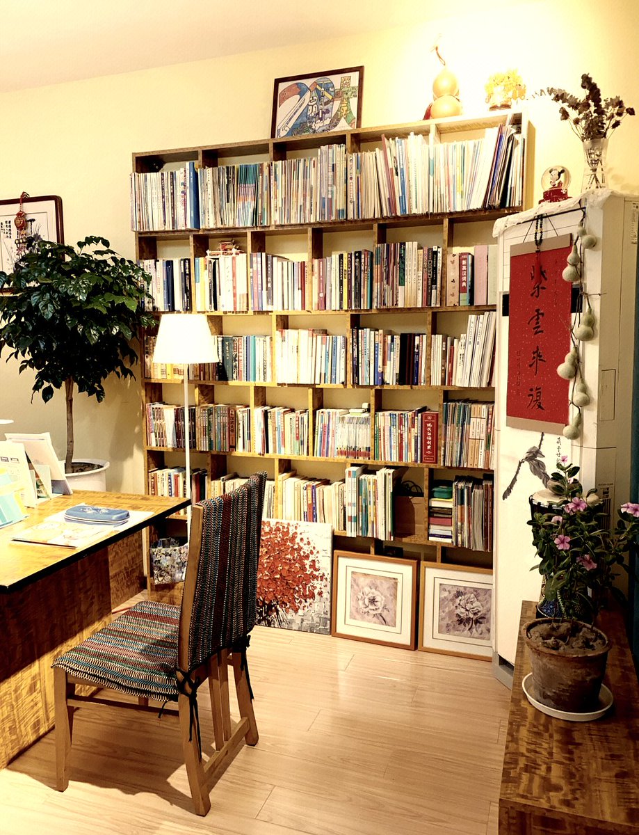 cluxvy2932's tweet photo. Building a cozy corner with stacks of books, and hey, have you met our new member 堆咨胤乙 It’s the best addition to my small study space！ https://t.co/nwfsEna99D