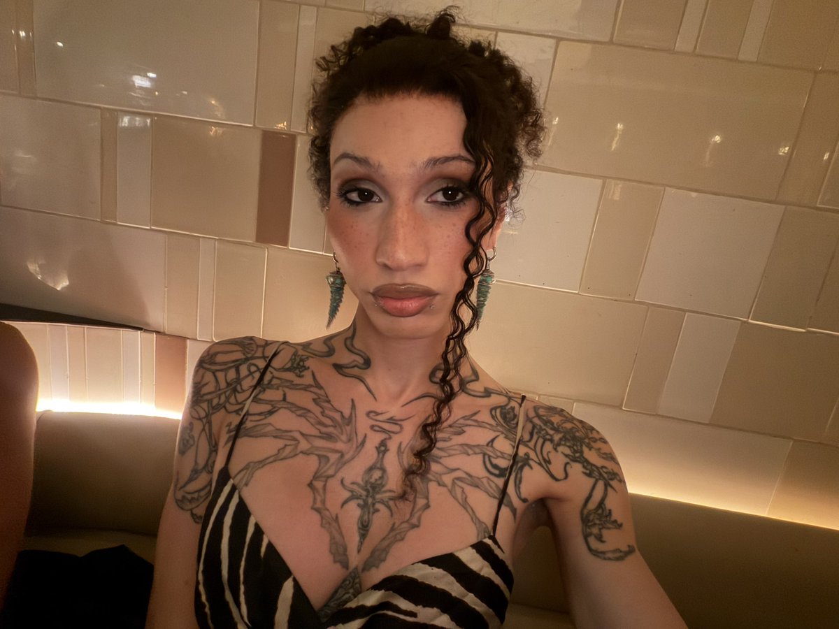 piminop's tweet photo. Sometimes life isn’t fair, I get to be hung AND gorgeous https://t.co/SGEmNWYnhd