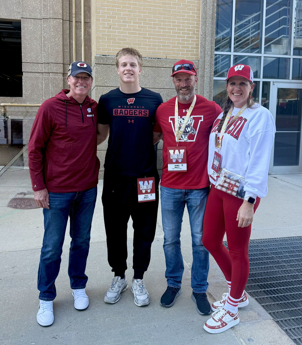 Cale_britt6's tweet photo. This is why I committed here…
Dominate Defensive Performance….💪🦡💪🦡
Look who we ran into @stevestricker 🏌️‍♂️ https://t.co/Yr6RNzL7oE
