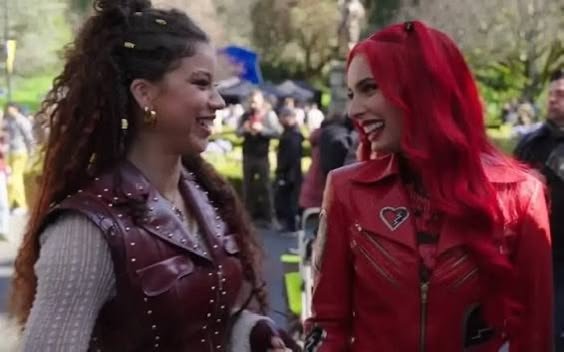 saebisloser's tweet photo. "And I know I'm supposed to hate you guess we'll have to play pretend" can they kiss on the mouth..? #scarlethook https://t.co/f78x6rcVNp