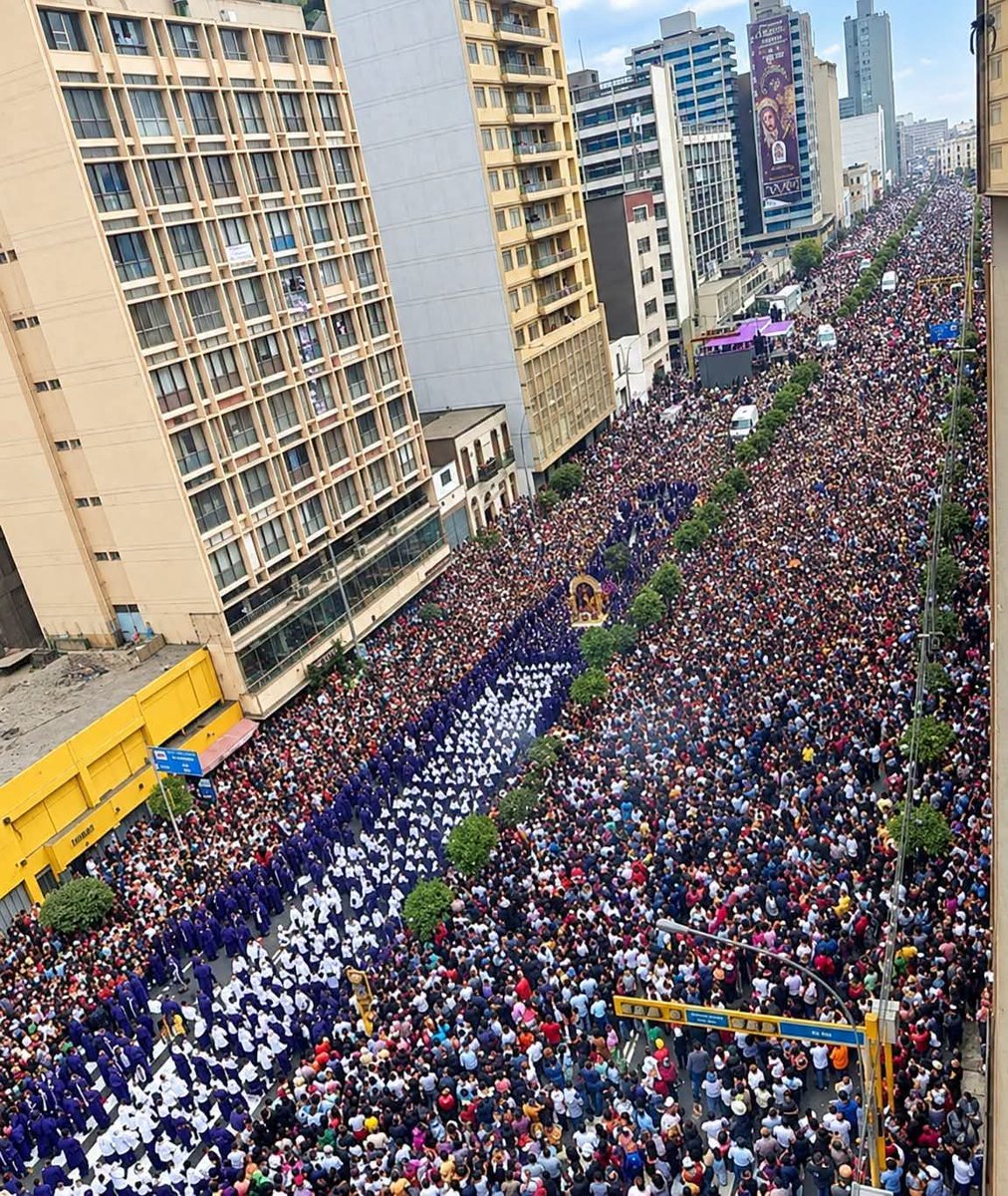 solopasaenperu's tweet photo. La procesión más grande del mundo. 👀 🟣⚪🟣 https://t.co/MvHswJi8M1