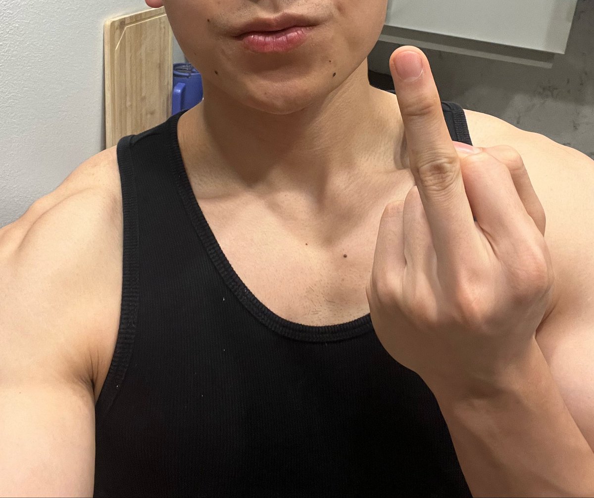 MasterKevMuscle's tweet photo. Daddy’s back from the gym why are you gooning 🖕 https://t.co/0tWN6aRIHZ