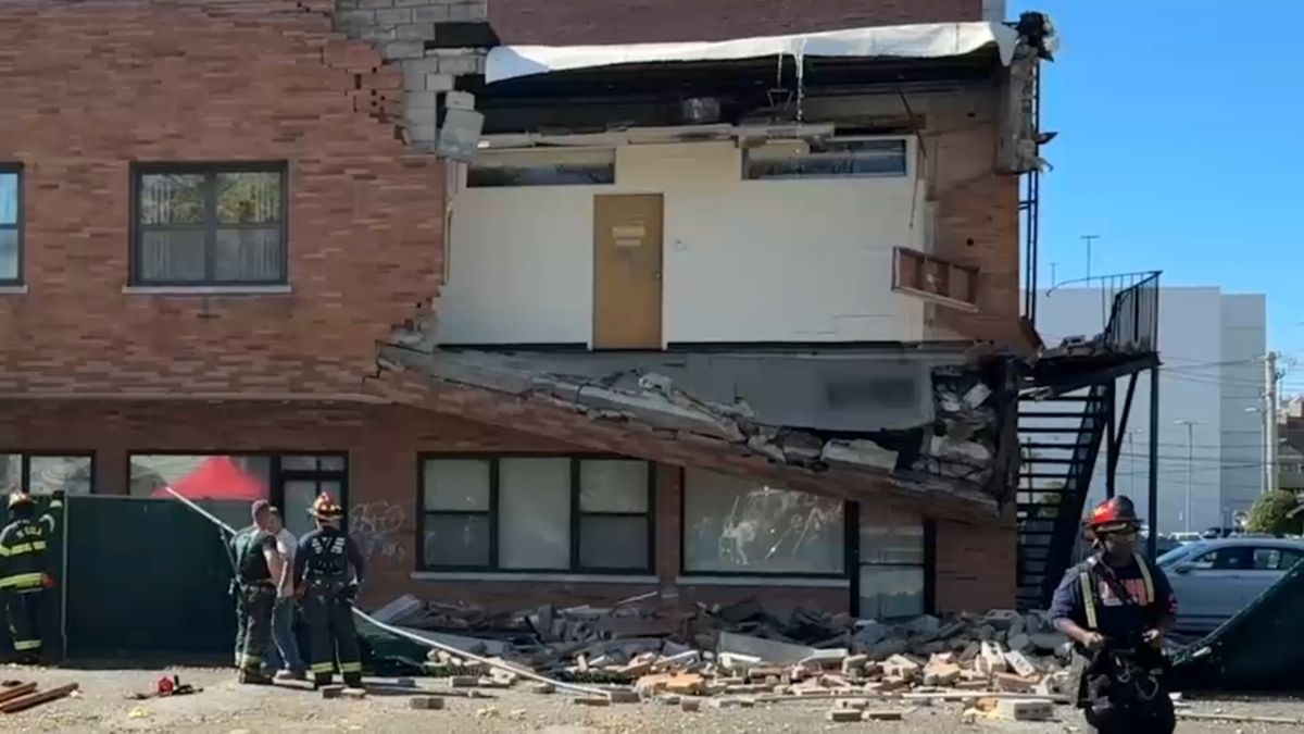 ABC7NY's tweet photo. Part of office building collapses on Long Island https://t.co/oDycvuj1ED https://t.co/8oeJYqjuRA
