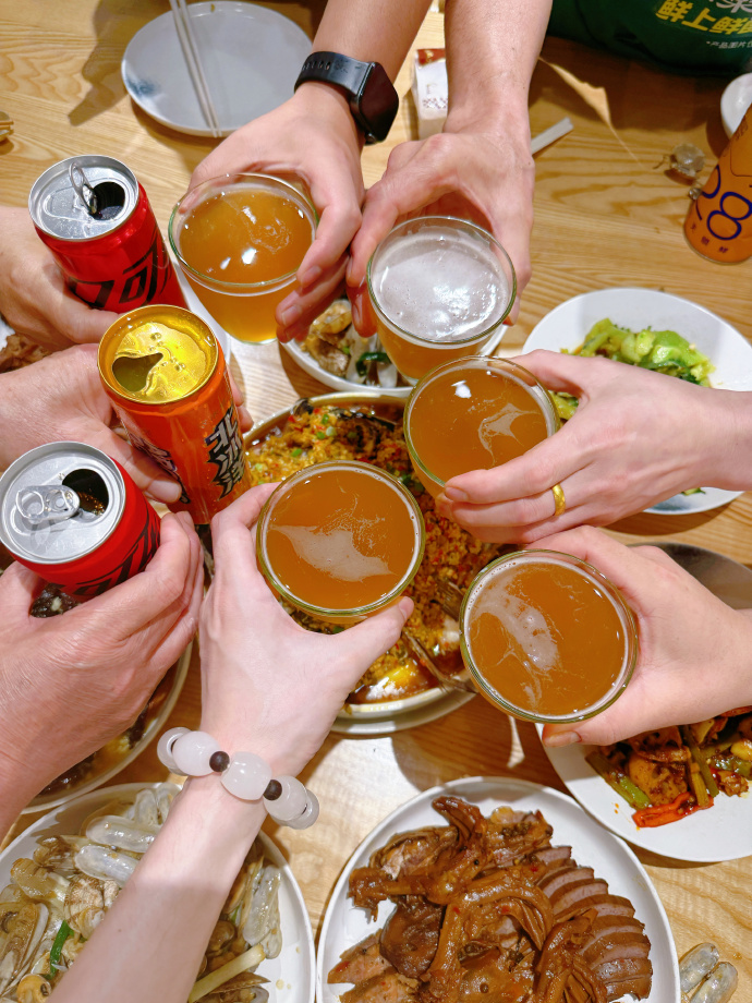ShellieK7ef's tweet photo. Reunión con mis viejos compas después de meses! Risas, anécdotas y cerveza fría: todo lo que necesito. https://t.co/w8QGydoQ4m