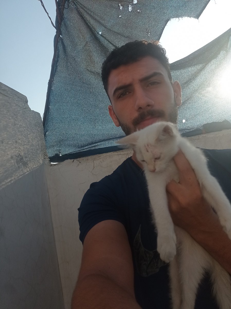 aboodaljbour16's tweet photo. We are still alive in Gaza… 🥹🇵🇸

Despite everything, we are still trying to hold on.

If you see this photo, please don’t scroll past in silence.

Write anything — even a single dot means so much to us and reminds us that we are not alone. 🥹💔🙏 https://t.co/v5nB0D8qvs