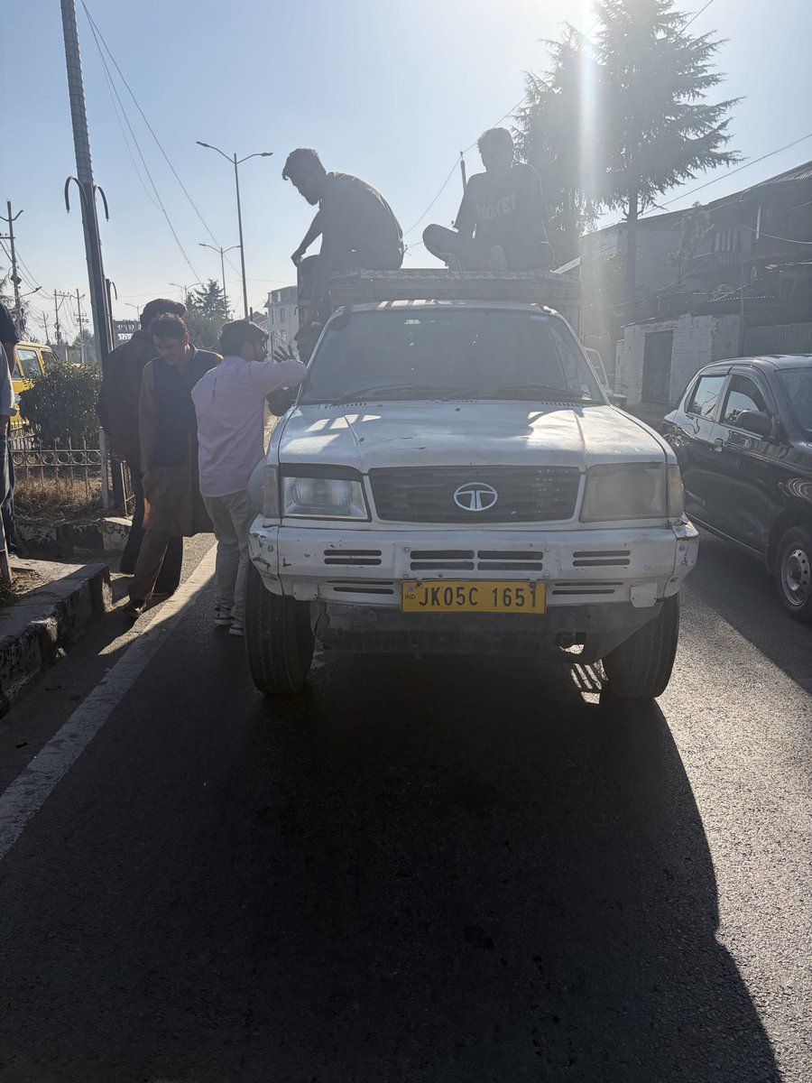bhatamir1001's tweet photo. @igtraffic_jk @JmuKmrPolice @SSPTFCSGR Sir, the vehicle shown in the video hit our car at the traffic post. Instead of taking action and helping us, the on-duty traffic personnel allowed the offending vehicle to drive away and threatened us when we complained. https://t.co/QcOVPzswm9